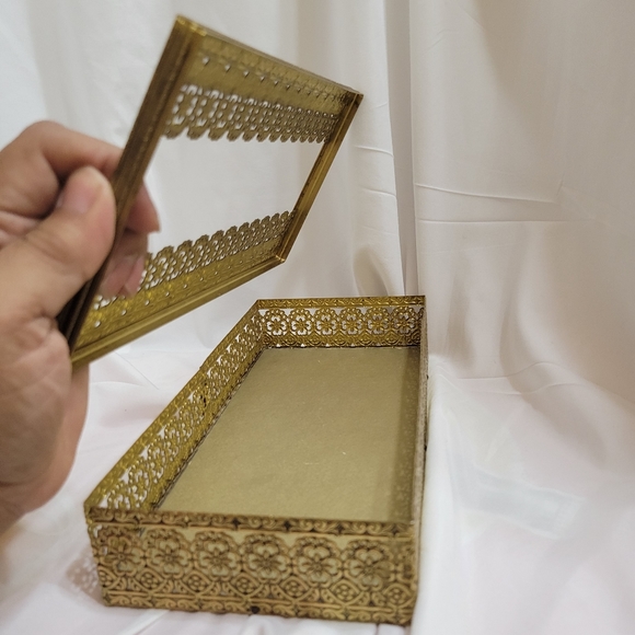 Tissue Box - Vintage filigree Brass Golden Tissue Box - Hollywood Regency - Picture 2 of 9